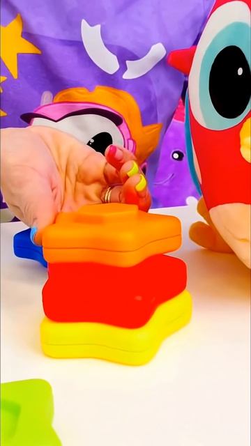 Помогаем совёнку собрать пирамидку из одинаковых фигур! #длядетей #длямалышей #детскийканал