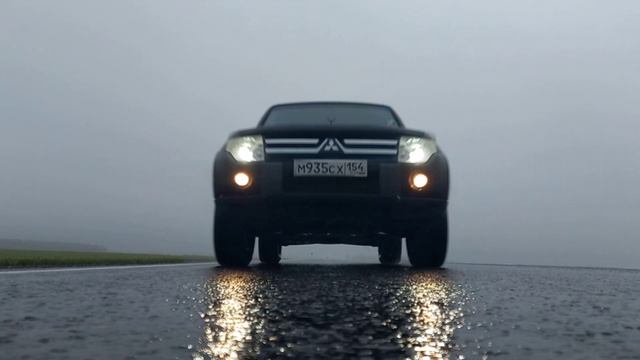 Паджеро 4 на пустой дороге едет в путешествие!