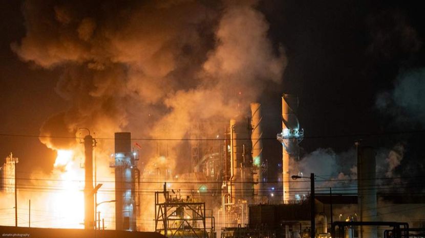 Три человека пострадали при взрыве на нефтеперерабатывающем заводе в Вашингтоне