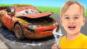 Влад и Ники реставрируют игрушечную машинку Молния Маккуин