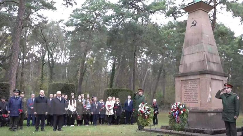 Посол РФ в Германии принял участие в памятной церемонии на кладбище в Штансдорфе