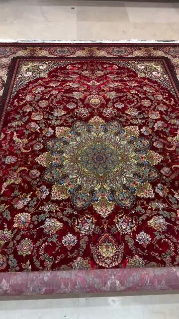 Иранский ковер из искусственного шелка с центральным медальоном