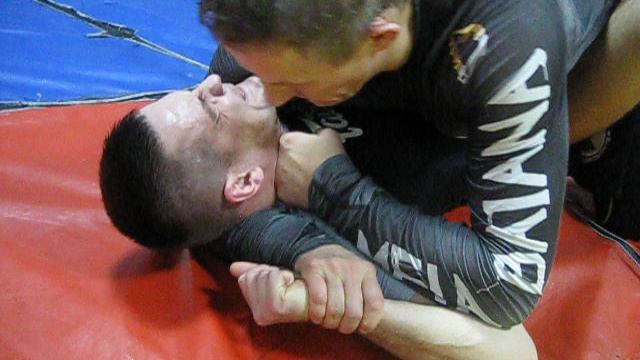 2017 год. Удушение при помощи кулака.