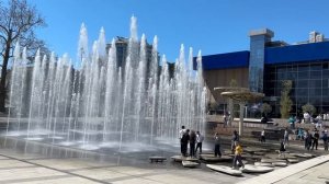 Ялта. Фонтаны на площади Советской включены. Тюльпанное настроение. 17.04.2026. Крым. Crimea. Yalta.