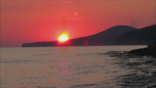 ВОЛНЫ шумят на фоне заката в сентябре. СТЕРЕО