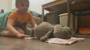 Ева укладывает Басика спать