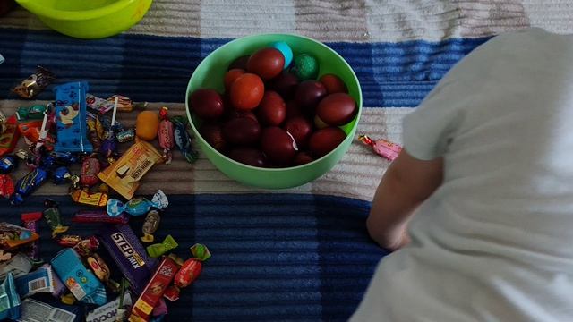 пасха в деревне, собрали яйца и сладости, пасхальные дни в деревне