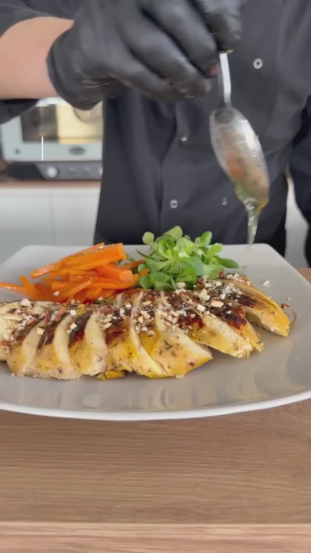 Приготовление при низкой температуре меняет все: куриные слайсы в медовой глазури с миндалем.