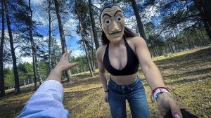 СЕКСУАЛЬНАЯ КРАСОТКА ОКАЗАЛАСЬ .... ПОБЕГ В ЛЕСУ