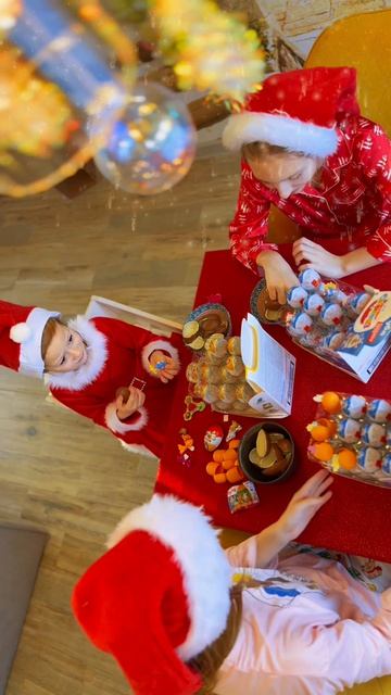 Открываем Киндер-сюрпризы 🤗🎅🎄🎊