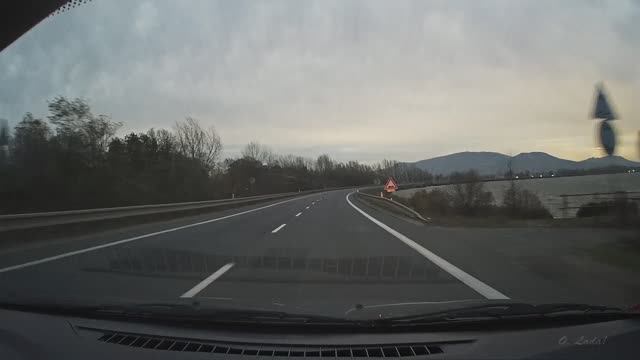 Дорога посредине озера, Чехия. Приграничье с Австрией. Vodní Nádrž Nové Mlýny-horní.