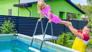 СОФУНЬЯ ШАЛУНЬЯ - СОФИЯ ХОЧЕТ ПЛАВАТЬ В БАССЕЙНЕ.