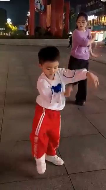 Маленький - 5 лет, но талантливый танцор из Китая - 15, с учителем.  # дети # танцы # улица # музыка