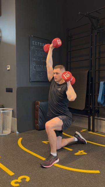 Попеременный жим гантелей сидя на колене