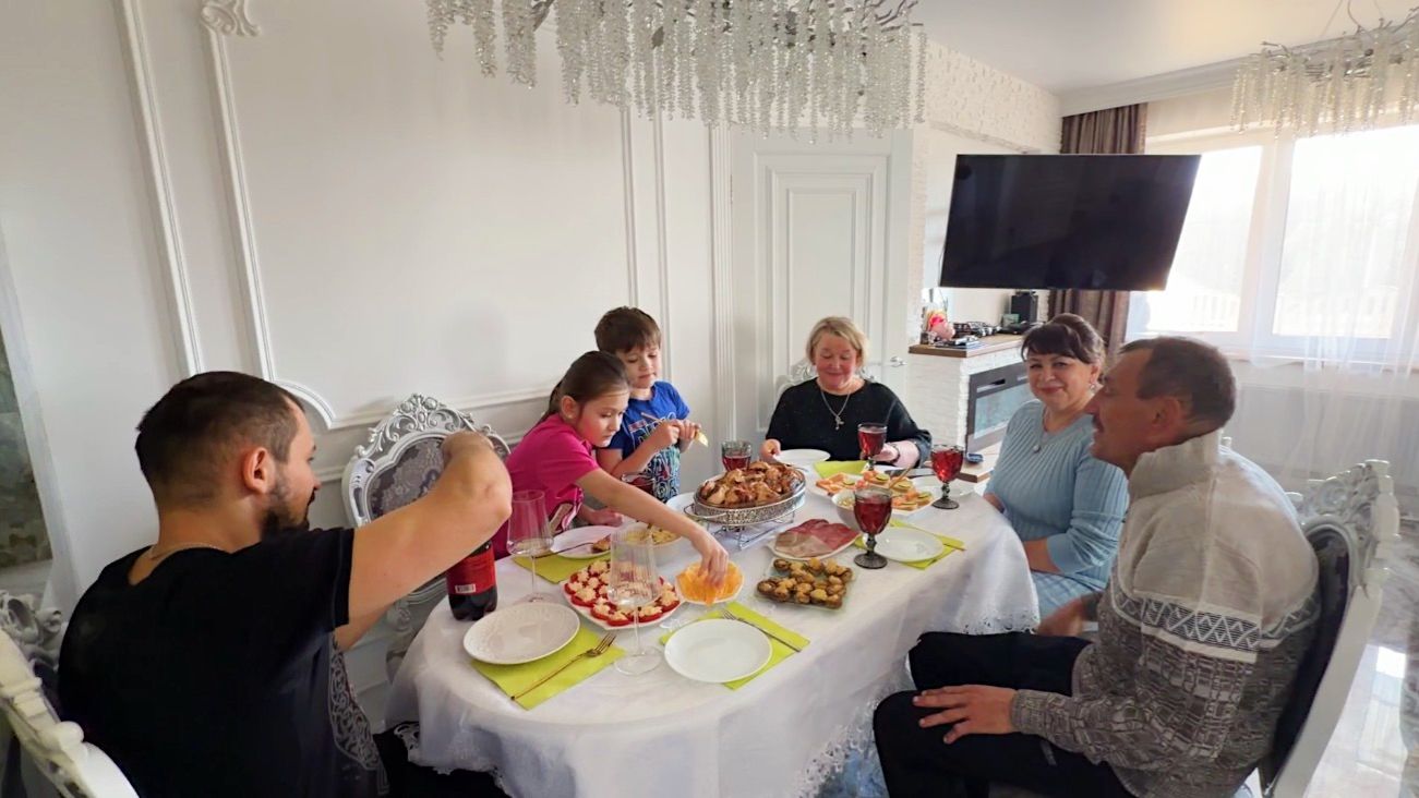 Встречаем гостей. Полный дом подарков. У нас праздник. Давно нужно было это сделать. Строим дом.