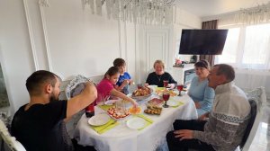 Встречаем гостей. Полный дом подарков. У нас праздник. Давно нужно было это сделать. Строим дом.