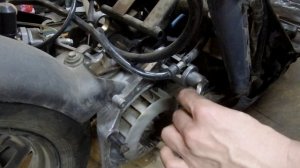 Снимаем сайлентблок двигателя скутера Съемником