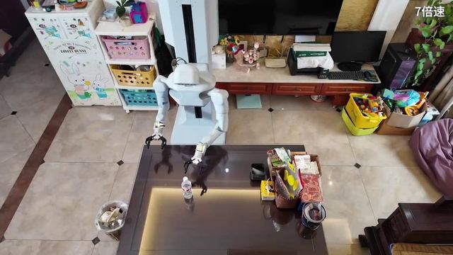 КИТАЙЦЫ ПОКАЗЫВАЮТ РОБОТА УБОРЩИЦУ