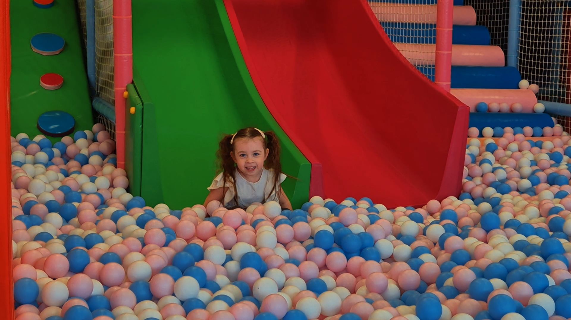 Ангелина на дне рождения в игровой комнате 11 апреля 2026