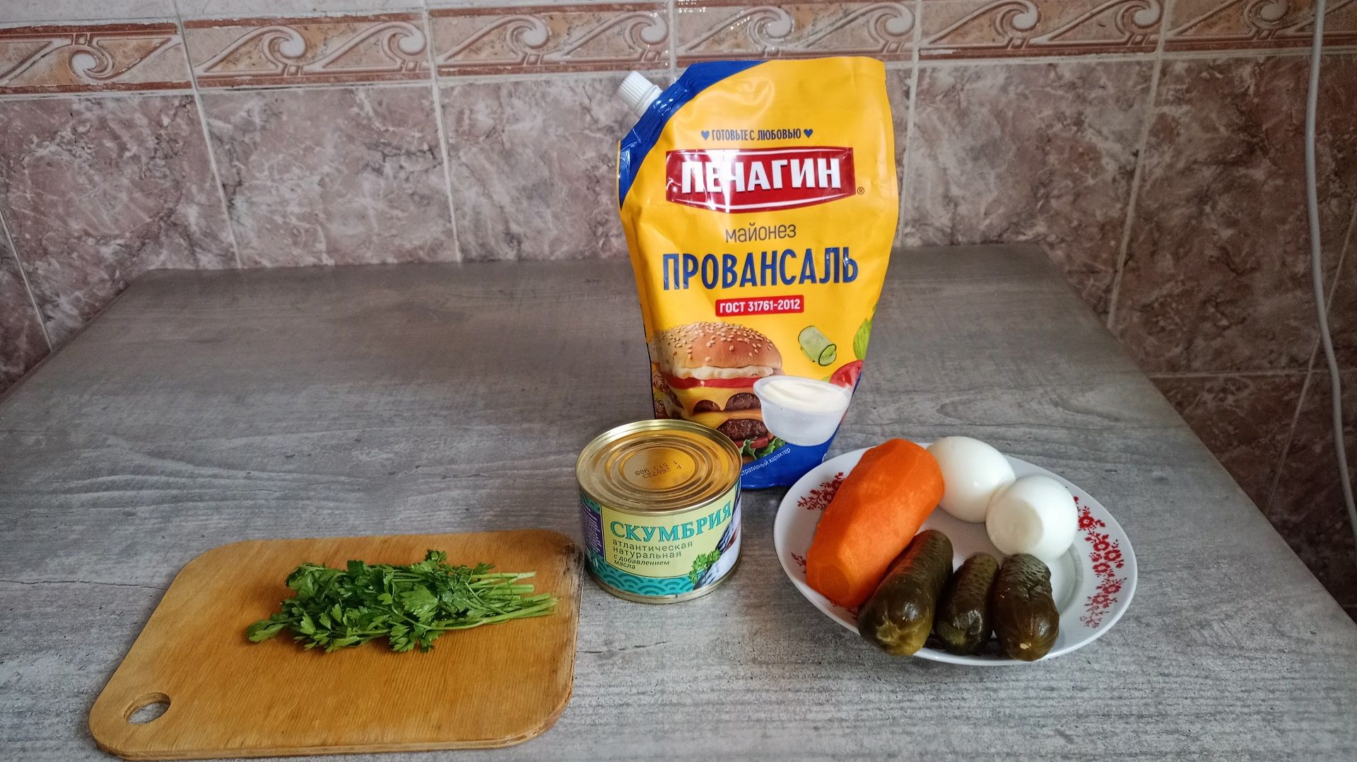 Рецепт салата из консервированной скумбрии с овощами!