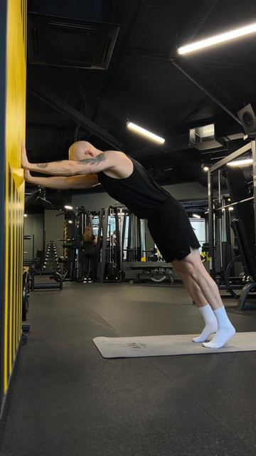 Подъём на носки возле стены