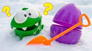 Ам Ням спрятал яйца-сюрпризы в снегу! Найдём все игрушки?