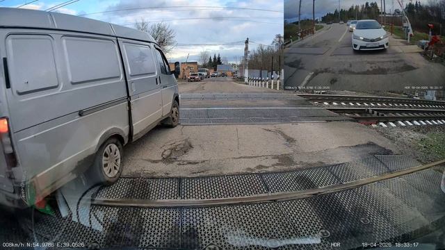 Неадекватный водитель на переезде
