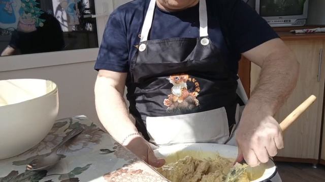 Опара подошла Добавляем муку при необходимости, масло сливочное, молоко, изюм Мамины пироги детства