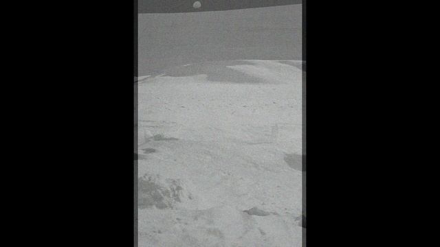 Луноход панорамы шлет.