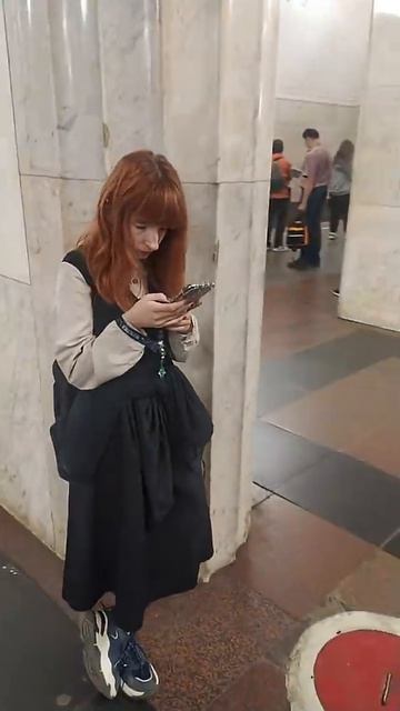 Станция метро поезд пассажиры интерьер Москва Курская радиальная 2