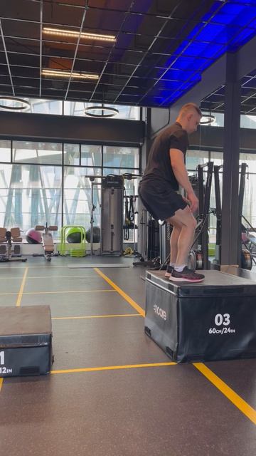 Запрыгивания на короб из положения сидя на мяче/коробе