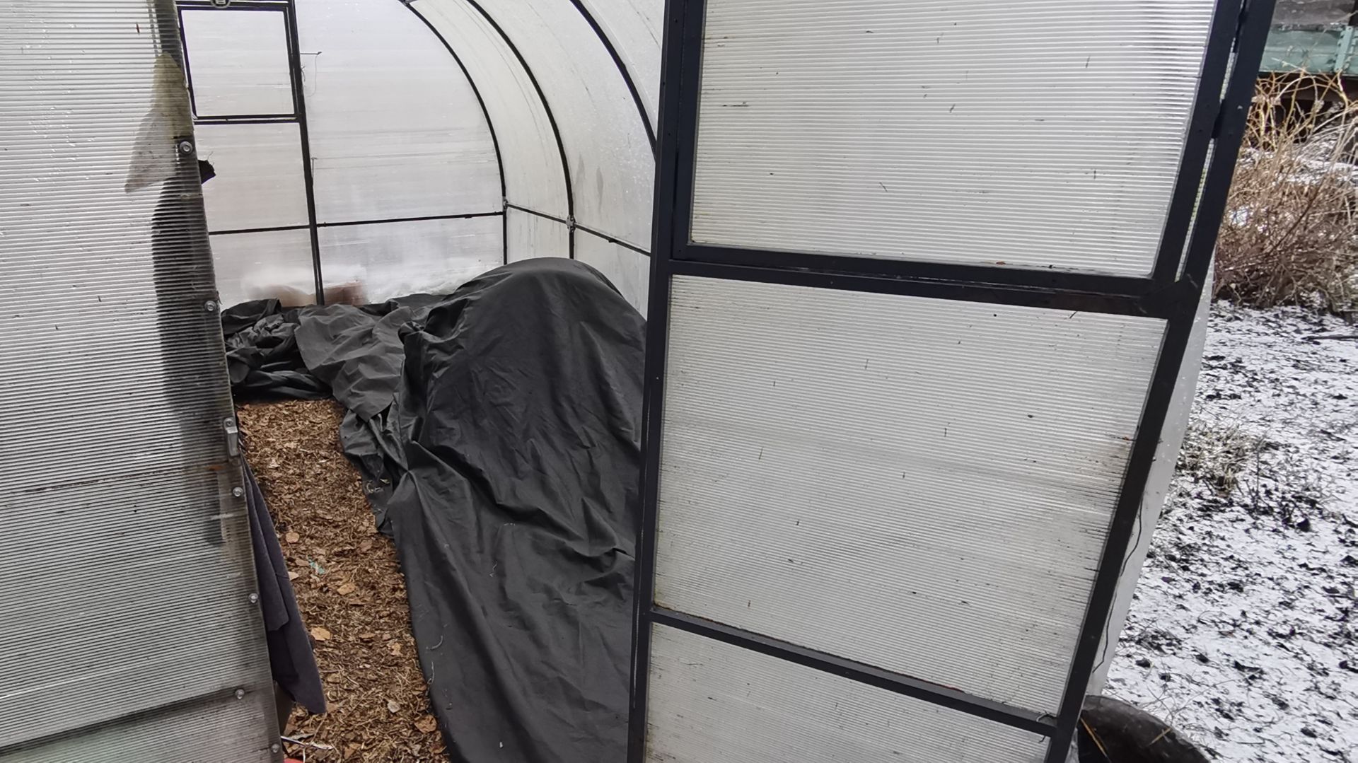 Продолжаем зимовать 19 апреля готовлю место для посева капусты на рассаду!