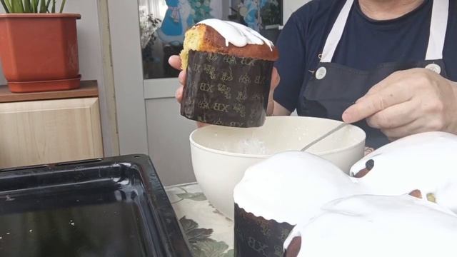 Посыпаем и наносим глазурь на куличи