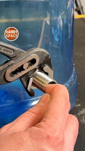 Как монтировать в большой пластиковый бутыль кран🛠️