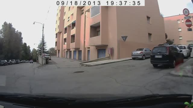 Парковка во внутреннем дворе, в городе Италии. Анкона.