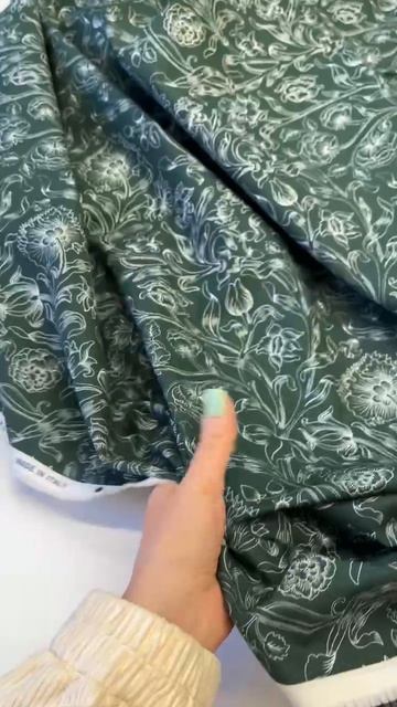 Хлопковый поплин от фабрики Liberty в изумрудном цвете с изящными цветами