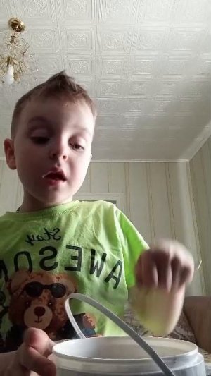 ем мороженое