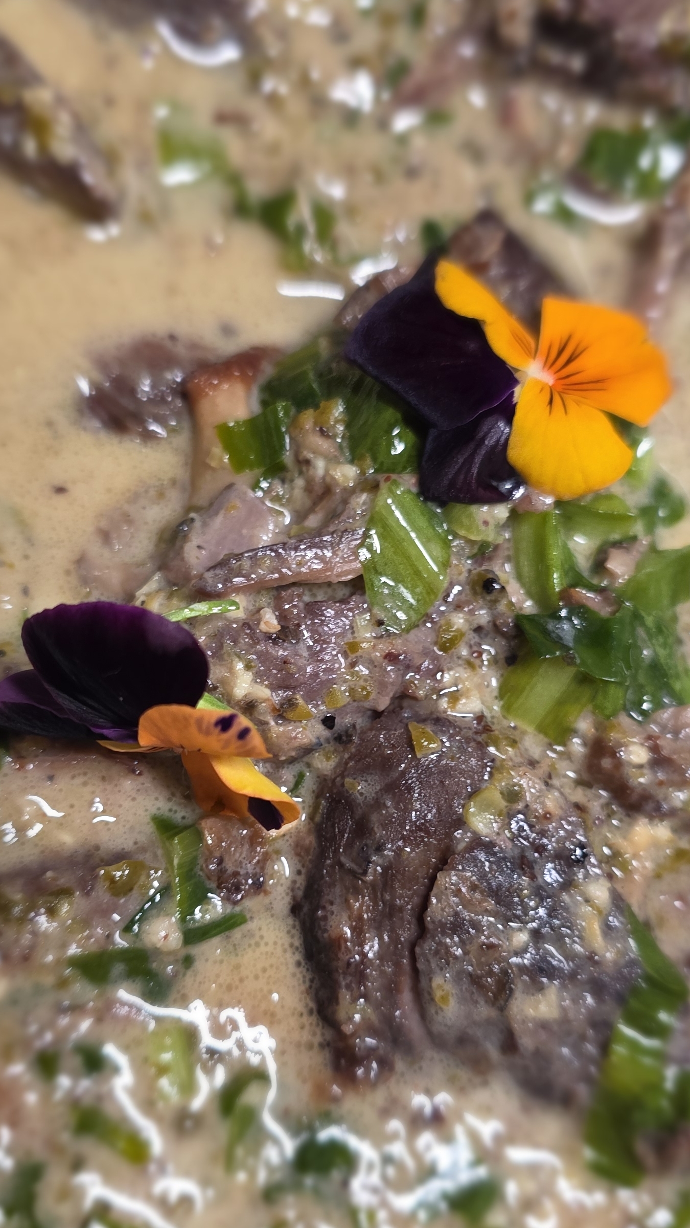 Пикантная оленина с соусом из зеленого горошка с Мадагаскара