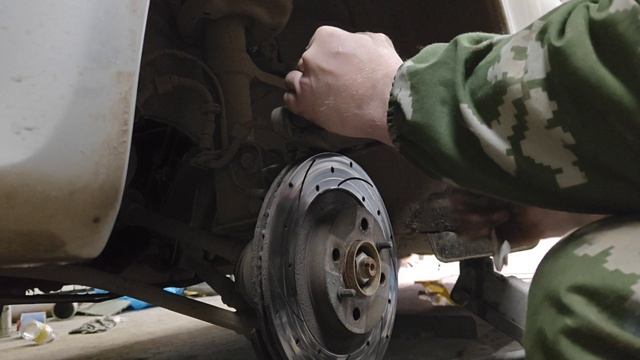 как разжать тормозной цилиндр суппорта, чтобы установить новые тормозные колодки.