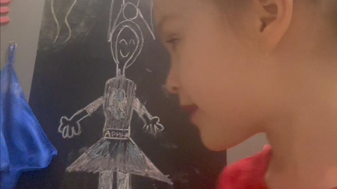 Арина наряжает нарисованную себя