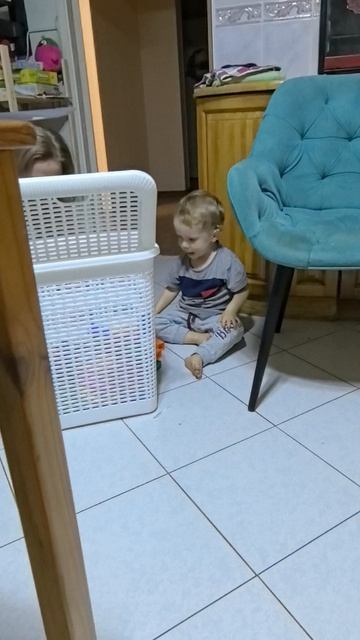 Валера убирает игрушки.mp4