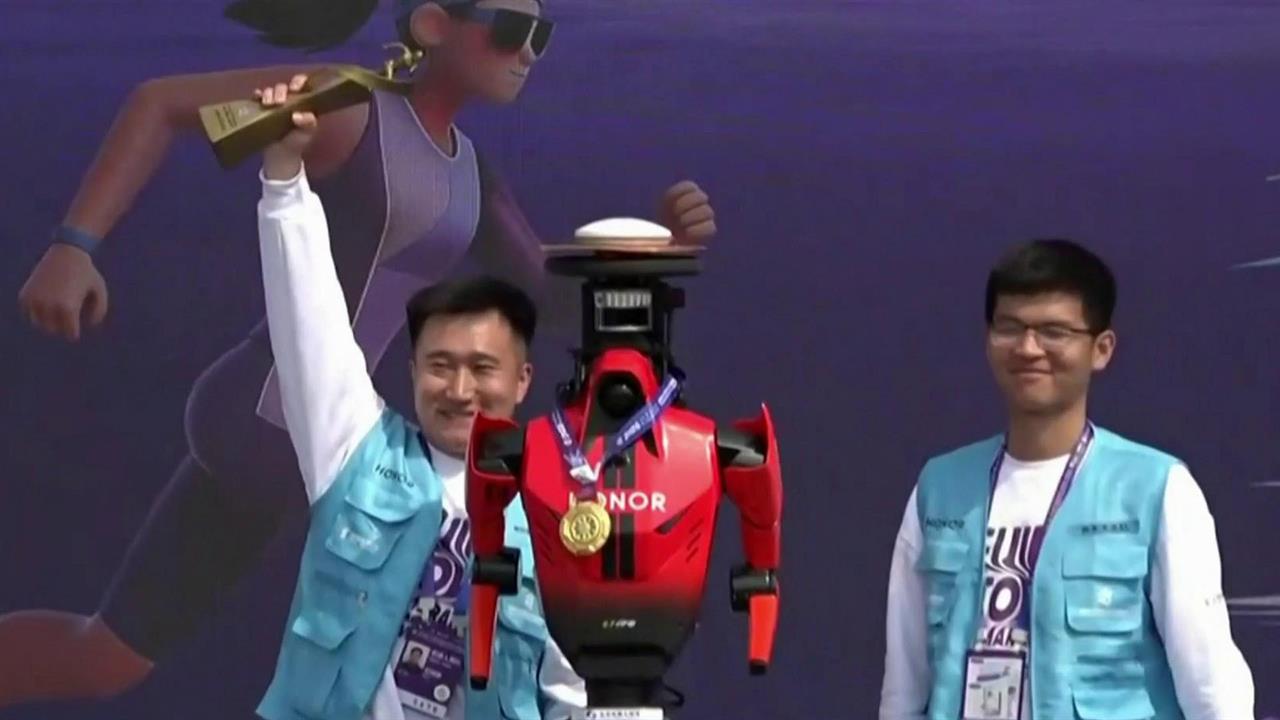 В Пекине человекоподобный робот пробежал полумарафон быстрее людей и с большим запасом превзошел ...