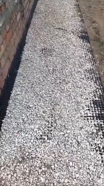 Бюджетная отмостка
Называется мембрана «Плантер».
В долгую, конечно, она не подойдет.