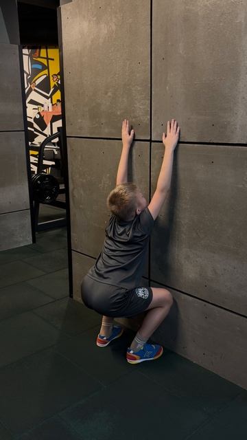 Приседания возле стены