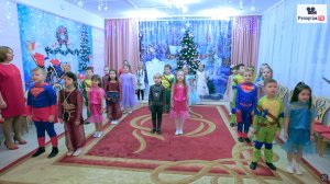 Исполнители в ярких нарядах поют душевную песню - видеосъёмка в каждый сад