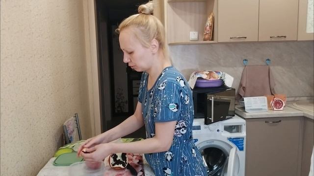 Горячий шоколад, прогулка и салат