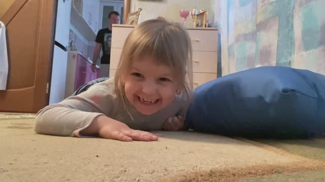 Ева бросается подушкой