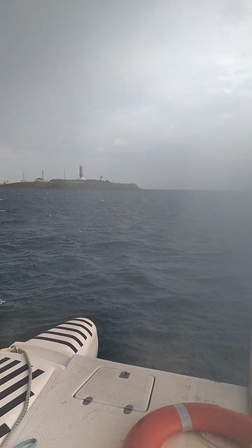 Мчимся под дождём на Чёрном море в Большом Утрише