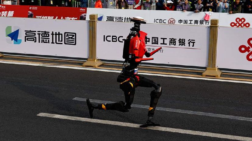 В Китае робот пробежал полумарафон за 50 минут и 26 секунд