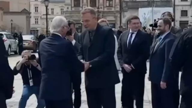 Мэр Львова назвал короля Швеции чрезвычайным происшествием вместо Ваше Величество.

При ...